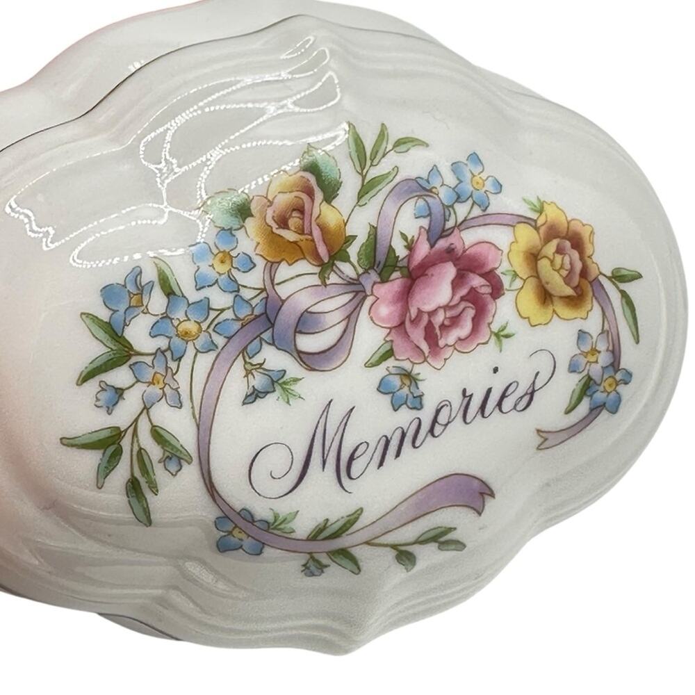 Vintage AVON 1983 Floral White Porcelain Keepsake Music Trinket Box Memories - Picture 2 of 9